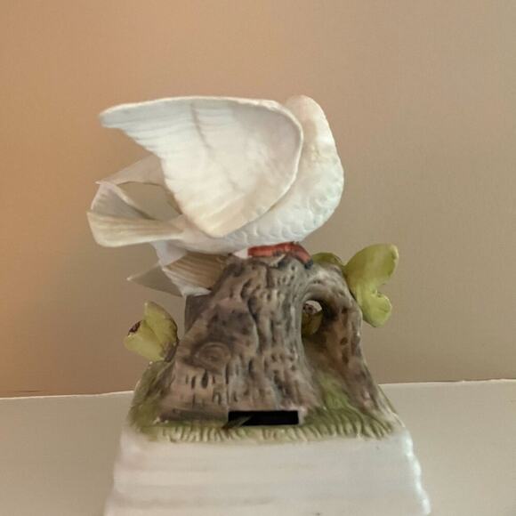 Vintage Gorham Porcelain White Doves Music Box "Love Story" - Picture 3 of 6